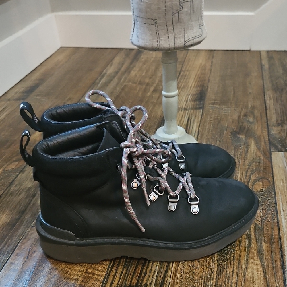 Sorel Women's Black‎ Leather Lace-Up Ankle Boots. Size 7